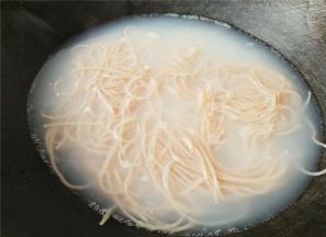 首先煮一锅沸水，把米线放入煮熟煮软，捞出沥干。