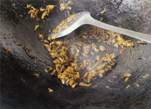 热锅冷油，升温后把腌酸菜倒入翻炒，炒出香味。