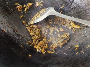 热锅冷油，升温后把腌酸菜倒入翻炒，炒出香味。