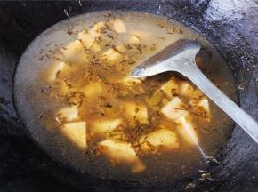 翻炒片刻后，撒入点盐和生抽调味，再倒入适量清水开大火煮沸。