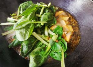 煮沸后，把洗净的青菜放入，烫熟后放一边。