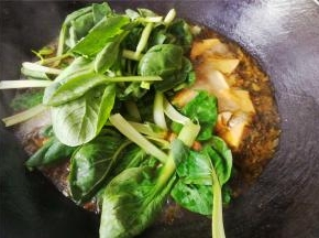 煮沸后，把洗净的青菜放入，烫熟后放一边。