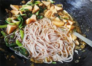 最后把米线放入煮一下，就可盛出食用了。