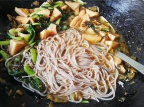 最后把米线放入煮一下，就可盛出食用了。