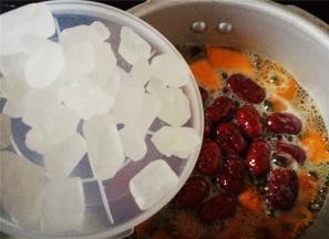 最后放入适量的冰糖，加盖开大火煮制上气，再转小火煮上10分钟，关火自然放气即可。