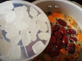 最后放入适量的冰糖，加盖开大火煮制上气，再转小火煮上10分钟，关火自然放气即可。