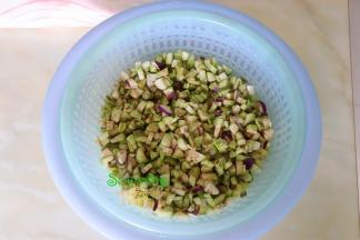 茄子馅的做法：茄子洗净先切条再切粒，然后用清水浸泡5分钟，捞出沥干水。