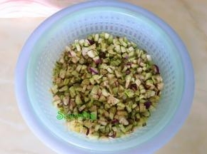 茄子馅的做法：茄子洗净先切条再切粒，然后用清水浸泡5分钟，捞出沥干水。