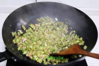 热锅少许油，把茄子爆炒九成熟出锅，把锅洗净，倒油接着把蒜末倒入锅里煸炒香，转为旺火，把茄子再次倒入锅里，加生抽、盐炒香即可。