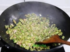 热锅少许油，把茄子爆炒九成熟出锅，把锅洗净，倒油接着把蒜末倒入锅里煸炒香，转为旺火，把茄子再次倒入锅里，加生抽、盐炒香即可。