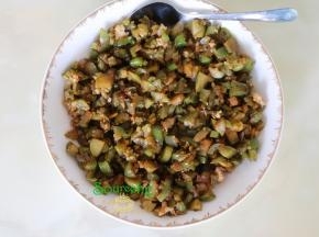 炒熟的茄子，用一个大的盘子装好，尽量摊开，可以快速放凉。饺子不能用热的馅料，热的会裂开。另外茄子馅炒熟即可，不要炒烂，炒烂的馅料，包出来的饺子不香。
