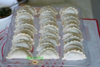 包好的饺子，均匀放入蒸盘，饺子与饺子之间要留有空隙，否则蒸熟会粘在一起。