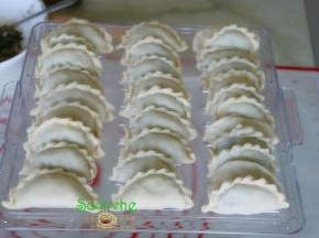 包好的饺子，均匀放入蒸盘，饺子与饺子之间要留有空隙，否则蒸熟会粘在一起。