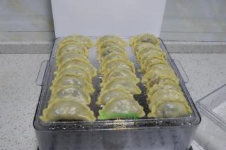 蒸熟之后自动关了，焖3分钟开盖即可吃，蒸熟的饺子香喷喷
