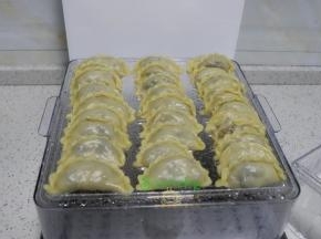 蒸熟之后自动关了，焖3分钟开盖即可吃，蒸熟的饺子香喷喷
