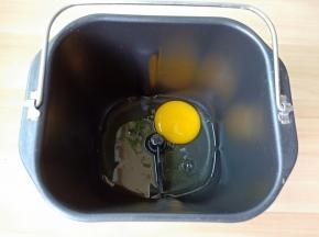 面包机放入鸡蛋一个。