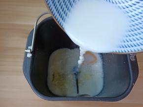 加入纯牛奶与淡奶油。