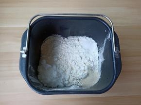 加入盐，白糖，酵母。