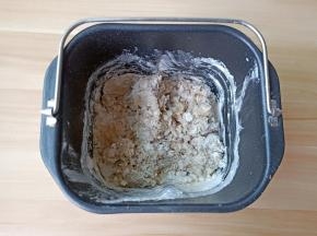 筷子先搅拌一下。这样面包机和面粉不会乱蹦。