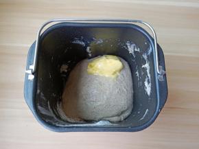 放面包机开启和面键和面15分钟，再加黄油继续和面8分钟，揉到扩展阶段(用手慢慢抻开，能抻成比较薄但容易破裂的薄膜)