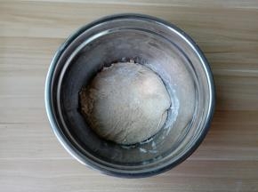揉好的面团蒙上保鲜膜放在室温进行第一次发酵。