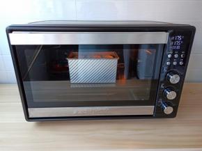 把土司盒放进预热好的烤箱，中层上下火175度烤30分钟。根据自己烤箱的实际情况调整烘烤的时间和温度。