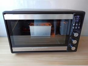 把土司盒放进预热好的烤箱，中层上下火175度烤30分钟。根据自己烤箱的实际情况调整烘烤的时间和温度。