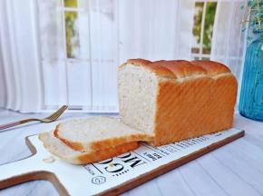 烤好的吐司脱模后冷却到和手心差不多温度时，放入密封袋里室温保存即可。