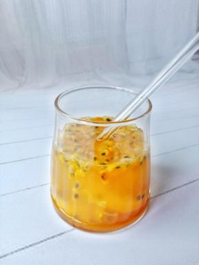 炎炎夏日饮一杯冰镇柠檬百香果蜂蜜水是一件十分惬意的事情。