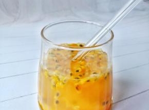 炎炎夏日饮一杯冰镇柠檬百香果蜂蜜水是一件十分惬意的事情。