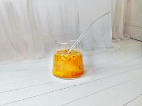 百香果柠檬蜂蜜水虽然好喝，但是还是要记住不能空腹喝。除此之外大家也尽量不要在睡前喝，如果在睡前喝了百香果蜂蜜水，那么就可能会频繁起夜，降低大家的睡眠质量。平时晚上喝水都会水肿的朋友们一定要注意。