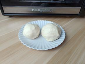 油皮食材放一起揉成团，油酥的食材一样揉成团。