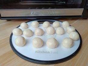 油皮18克一个，油酥12克一个，取一个油皮包裹油酥。