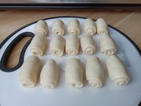 再次擀长条再卷起，再醒10分钟【如果做的多就不需要醒，从第一个到最后一个，醒的时间也差不多了】