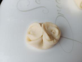 取一个面团，两头捏一起，再擀圆片。