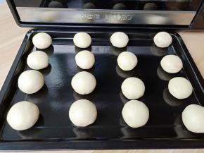 依次包上南瓜豆沙馅，虎口往上推面团收口。