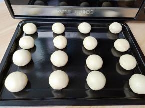 依次包上南瓜豆沙馅，虎口往上推面团收口。