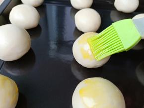 每个面团刷上一层蛋黄液。