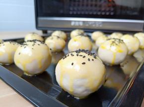 撒上适量的黑芝麻或者白芝麻。