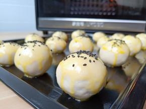 撒上适量的黑芝麻或者白芝麻。