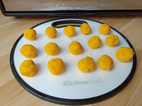 板栗南瓜提前蒸熟晾晾，每个15克。