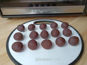 豆沙馅每个25克，再分别把南瓜馅包在豆沙馅里面备用。