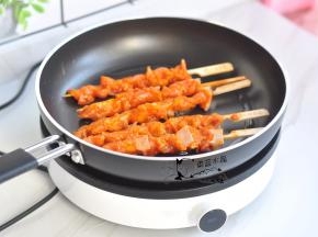 煎锅里倒一点油，放入骨肉相连，两面煎熟。