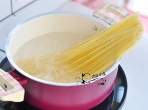锅里水烧开后，放一点盐，放入欧丽薇兰天使系列意大利面煮3分钟。