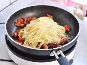 把肉从签子上取下来，放入煮好的意大利面。