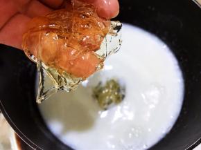 加热至砂糖融化后关火，加入挤干水份的吉利丁片搅拌至完全融化