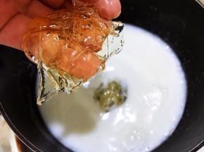 加热至砂糖融化后关火，加入挤干水份的吉利丁片搅拌至完全融化