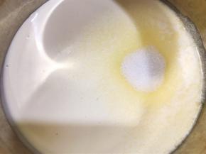 淡奶油加入剩下的细砂糖15克