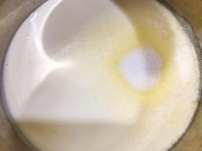 淡奶油加入剩下的细砂糖15克