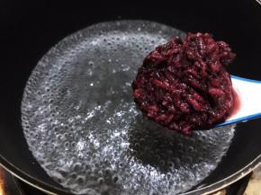 水开后加入紫米酒酿